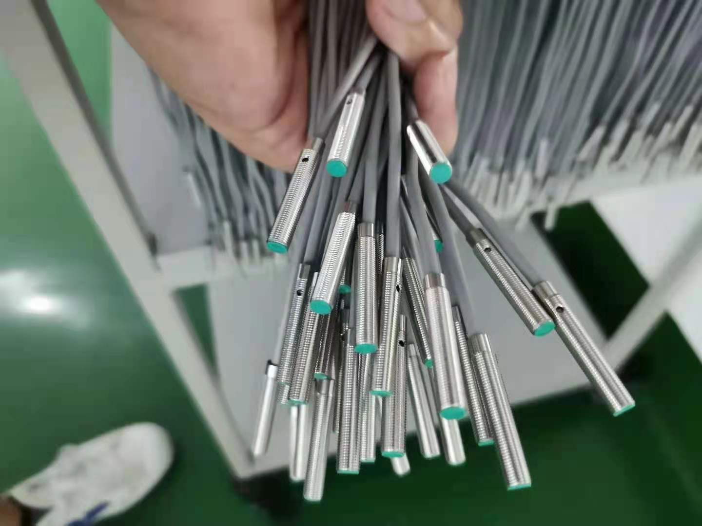 三線有源電感式接近開關(guān)接線的口訣你知道嗎 三線有源電感式接近開關(guān)接線的口訣你知道嗎